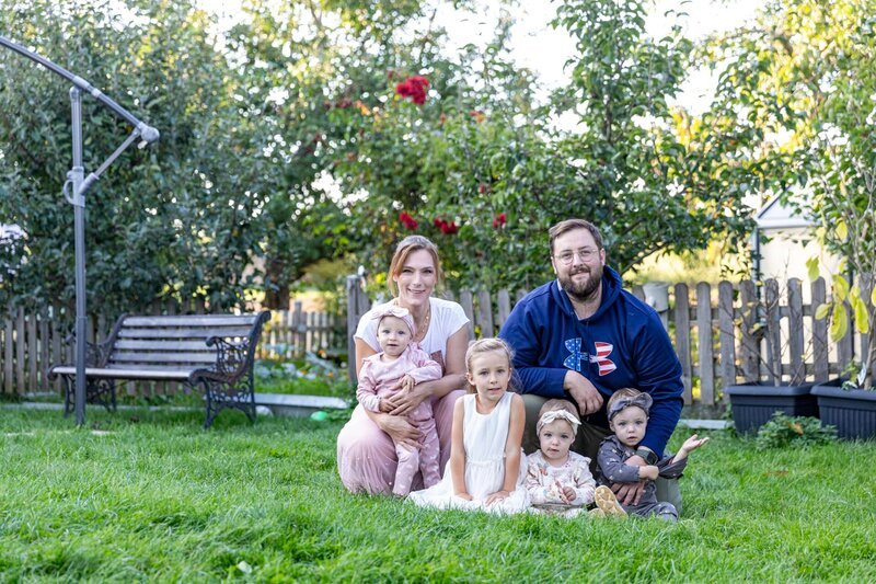 Familie Ullmann in ihrem Garten. – Bild: Raphael Kast /​ BR /​ BR/​Raphael Kast