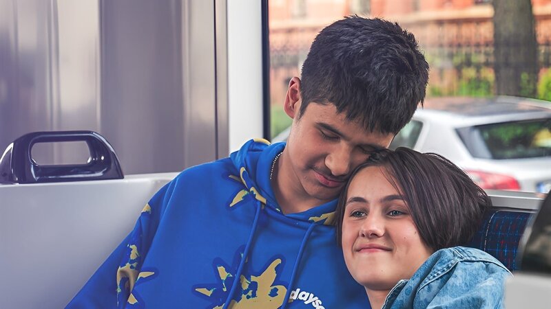 Eigentlich sind Luna (Marilou Weilandt, rechts) und Sami (Joël Kohandel, links) das Traumpaar schlechthin, bis ihre Beziehung auf die Probe gestellt wird. – Bild: mdr/​Saxonia Media/​Thomas Dietze