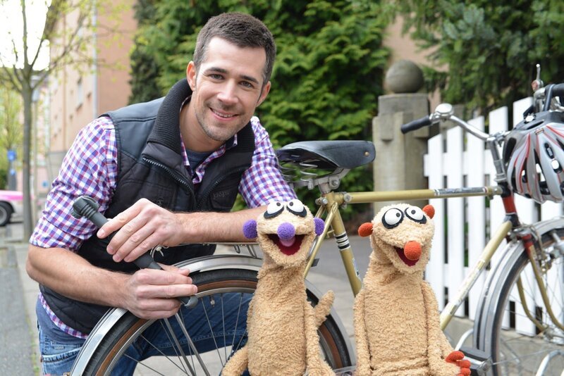 Nicht nur ein spannendes Buch über Indianer, auch ein mysteriöses Geräusch hält die Erdmännchen Jan & Henry vom Einschlafen ab. – Bild: rbb/​bigSmile Ent./​NDR/​MDR