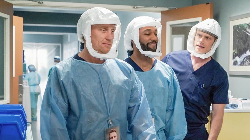 Zu dritt im Einsatz, l-r: Kevin McKidd als Dr. Owen Hunt, Anthony Hill als Dr. Winston Ndugu, Chris Carmack als Dr. Atticus Lincoln – Bild: SRF/​ABC Studios
