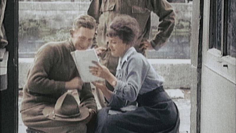 Amerikanische Soldaten, von den Franzosen „Sammies“ genannt, haben großen Erfolg bei den Frauen: glattrasiert, lächelnd, sind sie noch nicht erschöpft von den Schrecken des seit drei Jahren tobenden Krieges. Jahre. – Bild: FOX Networks /​ ECPAD /​ NGC