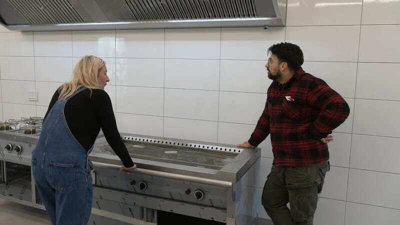 Gastronom Selim Karpuz und Köchin Maria sind verzweifelt: Es wurden falsche Geräte für die Küche geliefert. – Bild: RTL /​ BurdaStudios