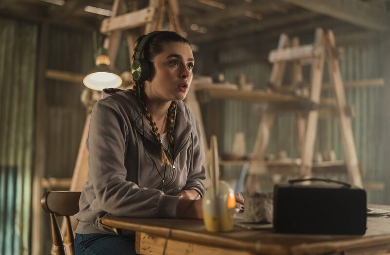 Heimlich belauscht Natasha (Antonia Robinson) über das Babyphone ein Gespräch zwischen Issie, Mitch und Gordon. – Bild: ZDF/​Matt Klitscher