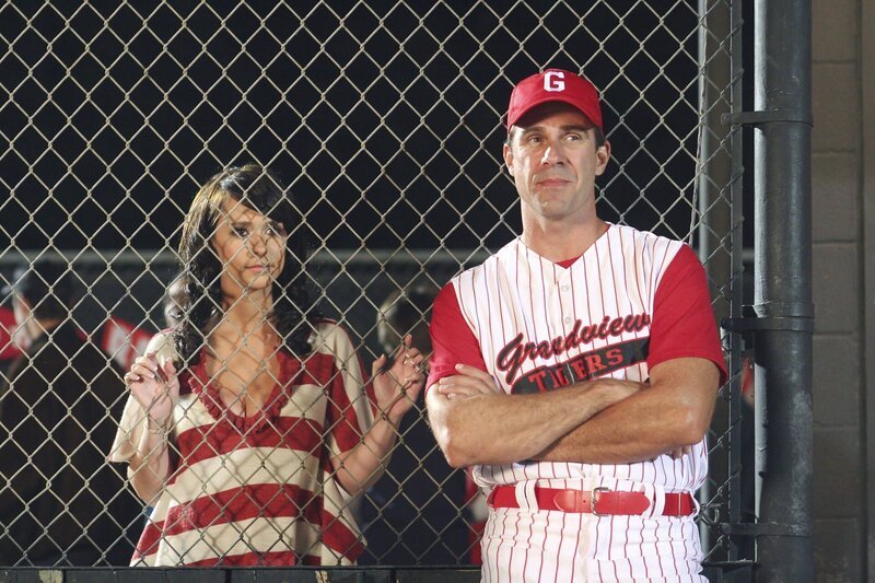 Melinda (Jennifer Love Hewitt, l.) unterhält sich am Spielfeldrand mit dem Trainer John Heath (John Mese, r.) … – Bild: sixx