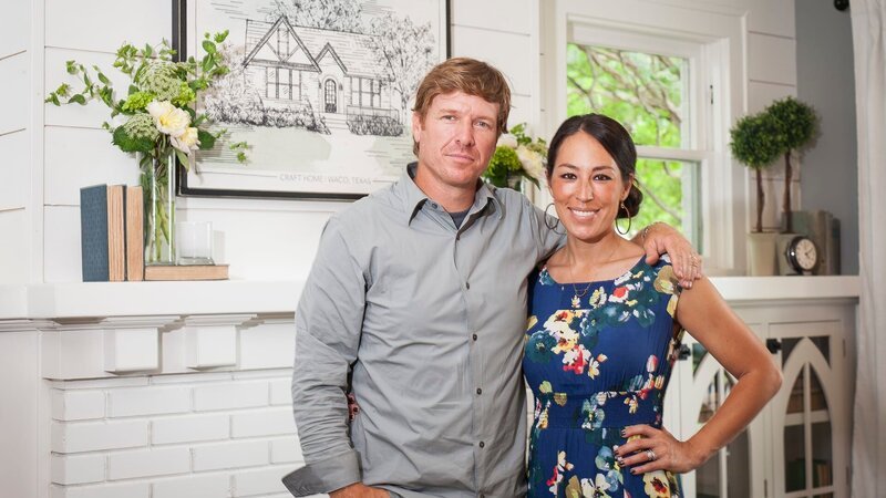 Hosts Chip and Joanna Gaines in the newly remodeled living room, as seen on Fixer Upper. (Portrait) – Bild: HGTV/​Scripps Networks, LLC.
