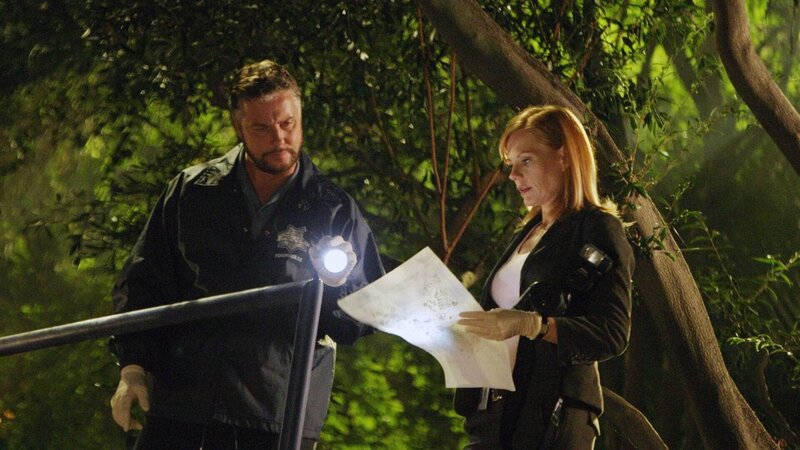 Gil Grissom (William Petersen) und Catherine (Marg Helgenberger) suchen auf dem Campusgelände nach verwertbaren Spuren. – Bild: MG RTL D /​ CBS
