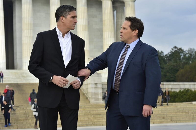 John (Jim Caviezel, l.); Detective Lionel Fusco (Kevin Chapman, r.) – Bild: PLURIMEDIA (Warner Bros)