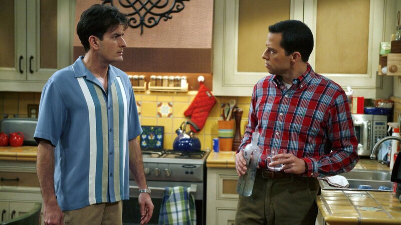 L-R: Alan Harper (Jon Cryer) und Charlie Harper (Charlie Sheen) – Bild: Warner Brothers Entertainment Inc.