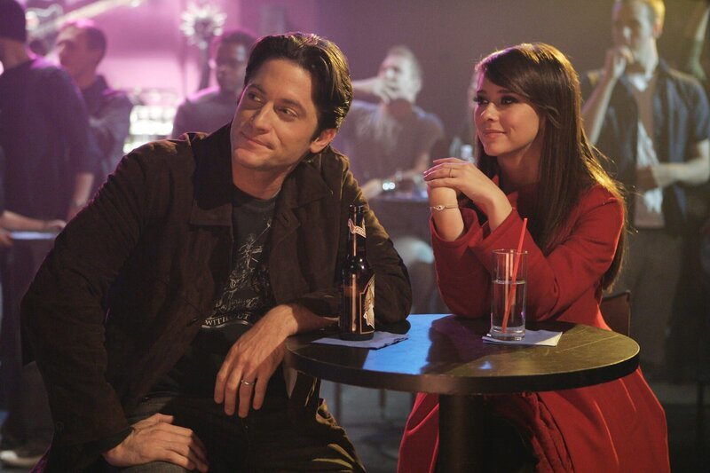 Melinda (Jennifer Love Hewitt, r.) und Jim (David Conrad, l.) amüsieren sich bei einem Konzert – Bild: ABC Studios
