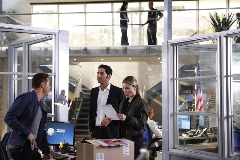 Müssen in einem Fall ermitteln, in dem ausgerechnet Lucifers Mutter die Täterin sein könnte: Dan (Kevin Alejandro, l.), Lucifer (Tom Ellis, M.) und Chloe (Lauren German, r.) … – Bild: PLURIMEDIA (Warner Bros)