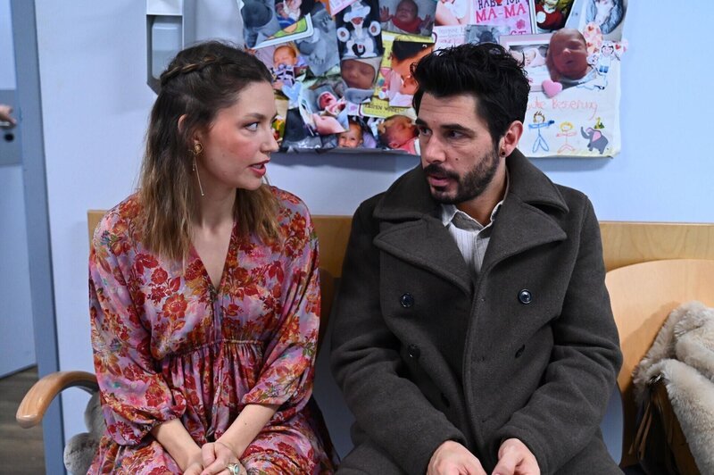 Matteo (Riccardo Angelini) ahnt nicht, dass seine Hilfe bei Nathalie (Amrei Haardt) ein ungutes Gefühl hinterlässt. +++ Die Verwendung des sendungsbezogenen Materials ist nur mit dem Hinweis und Verlinkung auf RTL+ gestattet. +++ – Bild: RTL /​ Julia Feldhagen