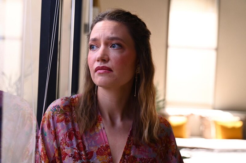 Nathalie (Amrei Haardt) hadert damit, Matteo in ihr unschönes Schicksal einzuweihen. – Bild: RTL /​ Julia Feldhagen