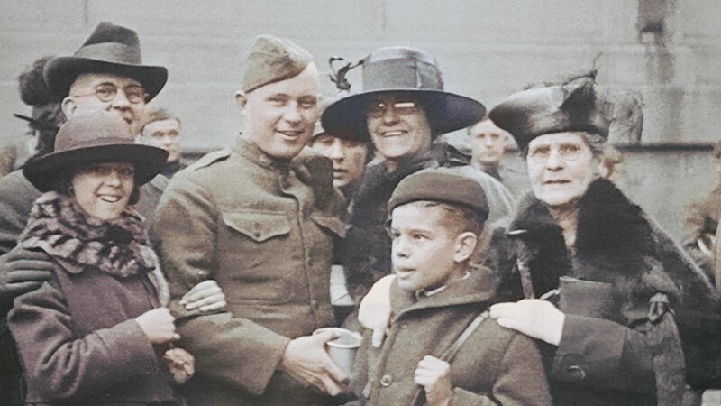 This American soldier leaves his family behind as he heads „over there.“ He has completed basic training in the U.S. under French and British sergeants. Once in France, he will receive further training in one of the twenty camps set up across the country.  (photo credit: NARA) – Bild: FOX Networks /​ NGC