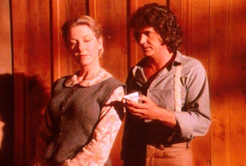 Charles (Michael Landon, r.) hat den Hochzeitstag vergessen. Caroline (Karen Grassle, l.) ist beleidigt und will das nachträgliche Geschenk nicht annehmen … – Bild: Worldvision