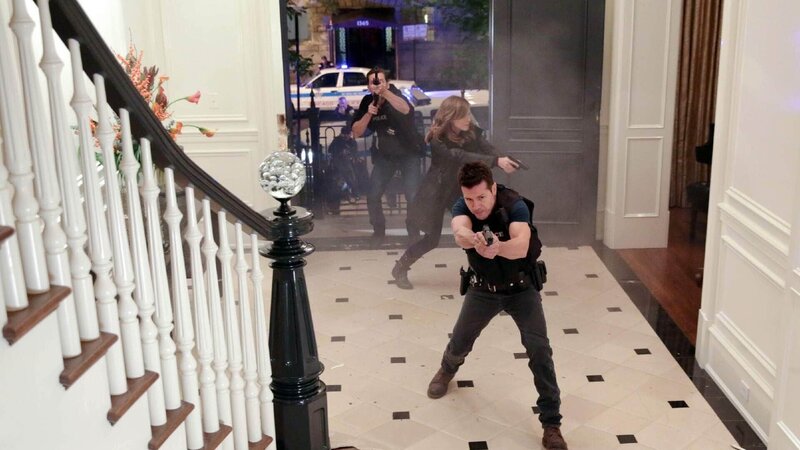 Jay Halstead (Jesse Lee Soffer, l.), Erin Lindsay (Sophia Bush) und Antonio Dawson (Jon Seda) werden zu einer Geiselnahme gerufen. Ein Mann hat sich mit einer Prostituierten eingeschlossen und droht, sie zu erschießen. – Bild: RTL/​NBC Studios