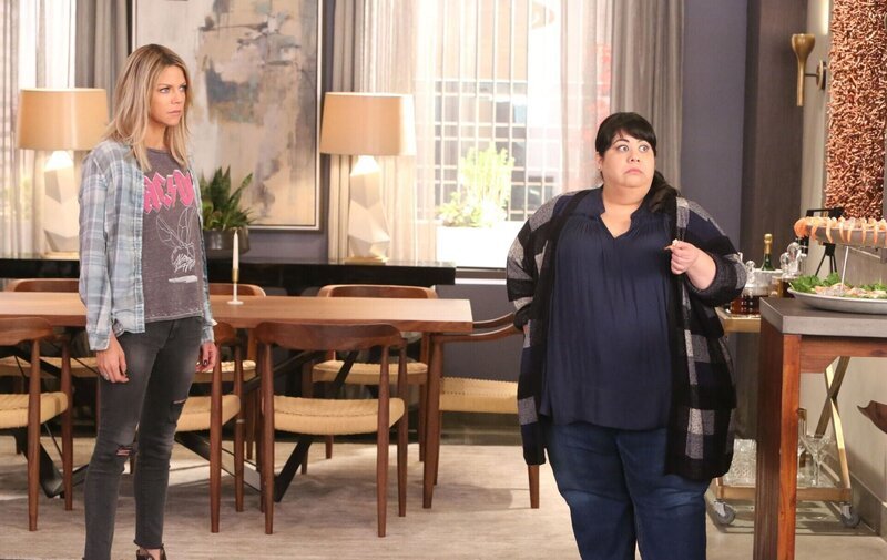 Als Mick (Kaitlin Olson, l.) mit Alba (Carla Jimenez, r.) und der Familie ins Penthouse in Manhattan fährt, macht sie dort eine unerwartete Entdeckung … – Bild: 2017–2018 Fox and its related entities. All rights reserved. /​ Patrick McElhenney Lizenzbild frei