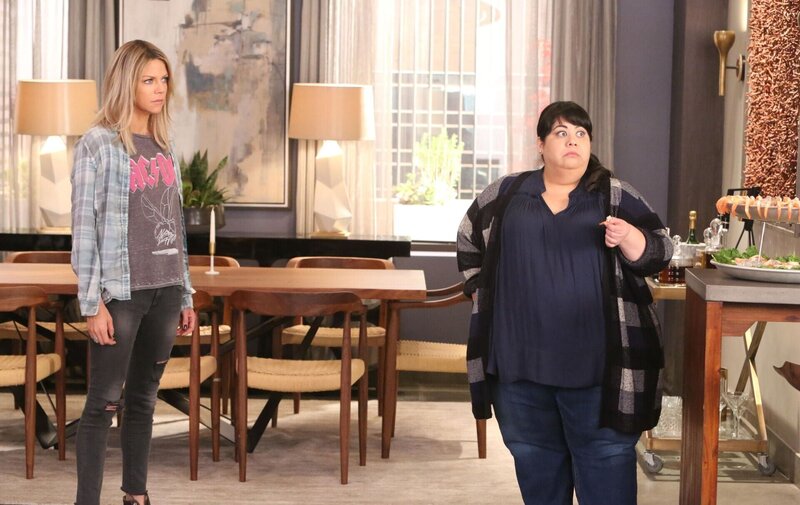 Als Mick (Kaitlin Olson, l.) mit Alba (Carla Jimenez, r.) und der Familie ins Penthouse in Manhattan fährt, macht sie dort eine unerwartete Entdeckung … – Bild: 2017⁠–⁠2018 Fox and its related entities. All rights reserved. /​ Patrick McElhenney Lizenzbild frei