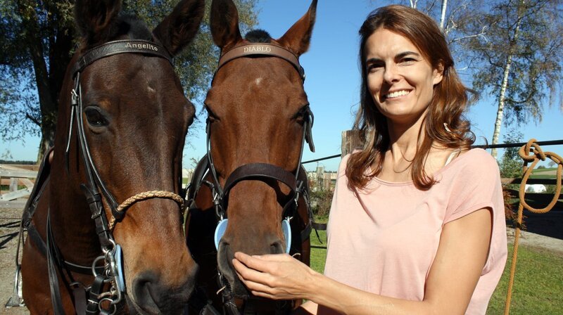 Ihren Feierabend verbringt die passionierte Chirurgin Dr. Ilka natürlich wieder mit Tieren – am liebsten im Galopp. – Bild: NDR/​Doclights GmbH 2019