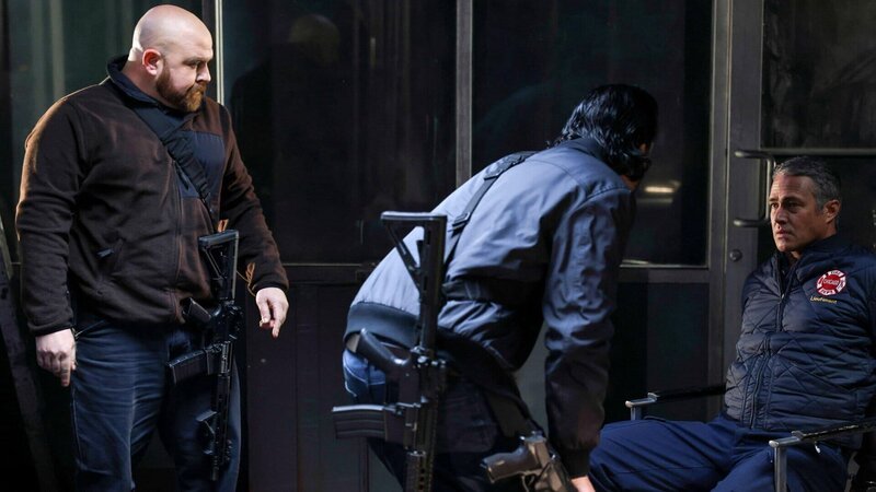 Er wird bedroht: Taylor Kinney als Kelly Severide (r.) – Bild: SRF/​2023 NBC Universal /​ NBC