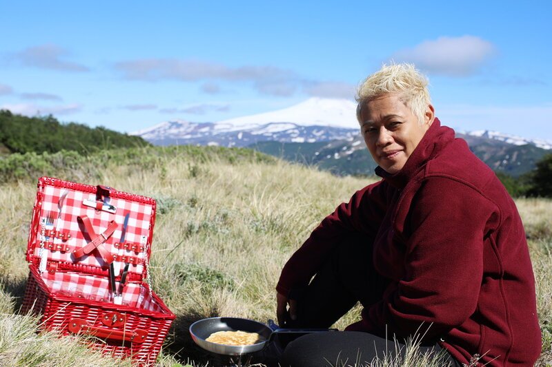 Amazing Hotels – Hacienda Hotel Vira Vira, Chile Staffel 2, Folge 6 Monica Galetti beim Frühstück in Chile. – Bild: SRF/​BBC