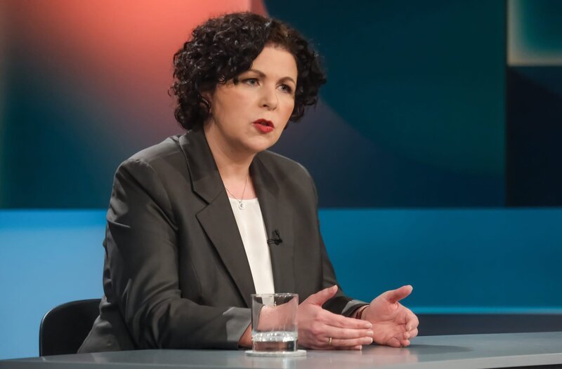 Zu Gast bei Louis Klamroth: Amira Mohamed Ali (BSW, Parteivorsitzende). – Bild: WDR/​Oliver Ziebe