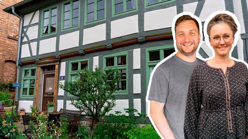 Lisa und Joachim vor ihrem restaurierten 300 Jahre alten Fachwerkhaus in Hildesheim. – Bild: NDR