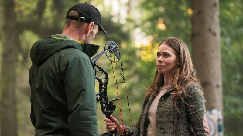 Schlosserbin Kajsa (Birgitte Hjort Sřrensen) zeigt Niels (Jacob Lohmann), dass sie auch eine versierte Bogenschützin ist. – Bild: ZDF und Mike Kollöffel