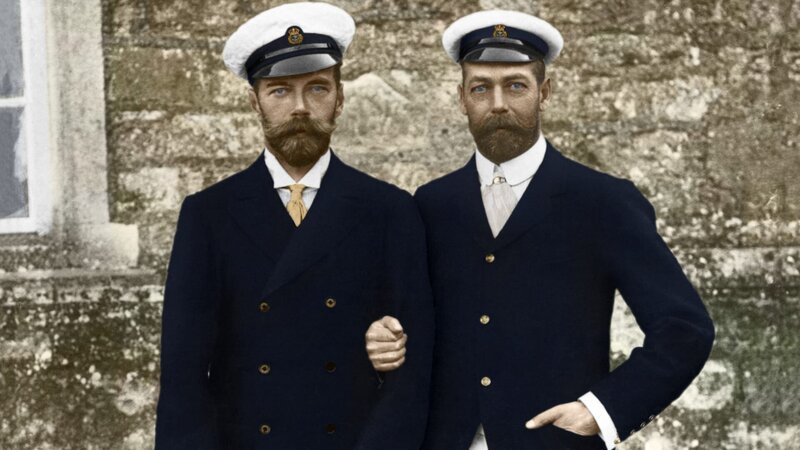 There’s a remarkable resemblance between Tsar Nicolas II (left) and the British monarch George V (right). They are first cousins: they have the same grandmother, Queen Victoria. – Bild: NGC /​ BnF /​ Gallica