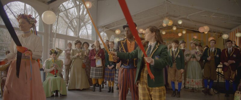 Auf dem Schulfest suchen Theo (Eloise Little, M. rechts) und Will (Nana Agyeman-Bediako, M. links) nach dem bösen Magier, der Ewigen Flamme. – Bild: ZDF und Cottonwood Media