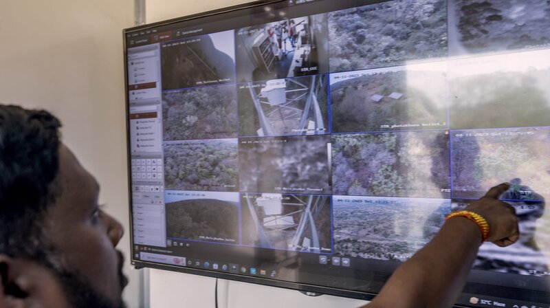 Hightech im Kampf für die Tiger: Überwachungskameras im Sariska Tigerreservat. – Bild: WDR/​Längengrad Filmproduktion