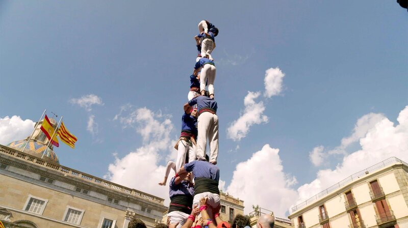 Menschentürme mit bis zu zehn Etagen: Der Bau von „Castells“ ist ein katalanischer Brauch, bei Barcelonas Stadtfest „La Merce“ treten mehrere Teams an – auf dem Rathausplatz, vor den Augen des Bürgermeisters. – Bild: NDR/​Ralf Biehler
