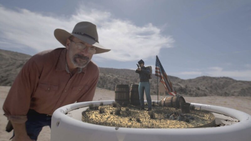 Jon Rivera betrachtet eine Nachbildung eines Unionssoldaten aus dem amerikanischen Bürgerkrieg. – Bild: ZDF
