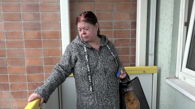 Pamela kann ihr Glück kaum fassen, denn sie erhält endlich die Schlüssel zu ihrer eigenen Wohnung, ein lang ersehnter Traum, der für die 58-jährige Berlinerin in Erfüllung geht. – Bild: RTLZWEI