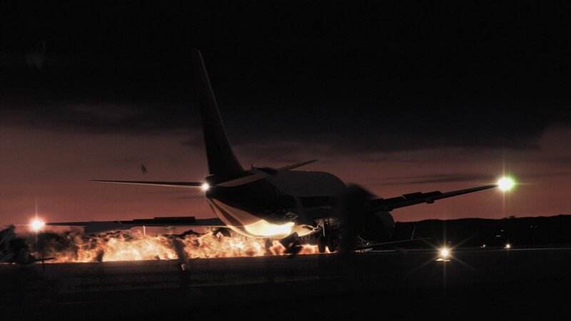 Nachdem er aufgrund schlechter Wetterbedingungen auf die falsche Landebahn abgebogen war, stürzte der Flug 006 der Singapore Airlines am 31. Oktober 2000 direkt auf eine Baumaschine und tötete 83 Menschen. – Bild: PLURIMEDIA (Cineflix)