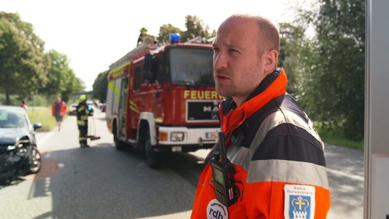 Rettungssanitäter Tobias Harde im Einsatz nach einem Autounfall – Bild: RTLZWEI