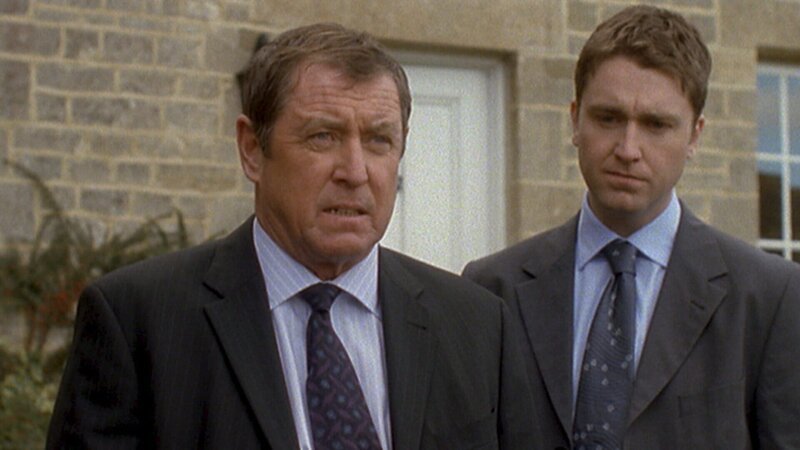 Für Inspector Barnaby (John Nettles, l.) und Sergeant Troy (Daniel Casey, r.) fügt sich das Puzzle langsam zusammen. – Bild: ZDF und All3Media