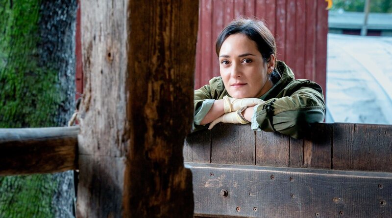 Dr. Elif Sahin (Neshe Demir), tritt ihre neue Stelle als Cheftierärztin im Zoo an. – Bild: ARD/​Steffen Junghans