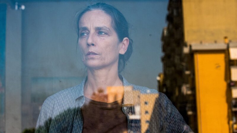 Giovanna (Raffaella Giordano) fragt sich, wie sie die Hilfe für die Frau eines Mafiamitglieds vor den anderen Müttern rechtfertigen soll, die ihre Kinder deswegen nicht mehr in ihre Tagesstätte bringen wollen. – Bild: ZDF und Gianni Fiorito Giovanna (Raffaella Giordano) fragt sich, wie sie die Hilfe für die Frau eines Mafiamitglieds vor den anderen Müttern rechtfertigen soll, die ihre Kinder deswegen nicht mehr in ihre Tagesstätte bringen wollen. – Bild: ZDF und Gianni Fiorito