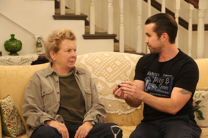 Mrs. Mac (Sandy Martin, l.); Mac (Rob McElhenney, r.) – Bild: Bluebush Productions, LLC