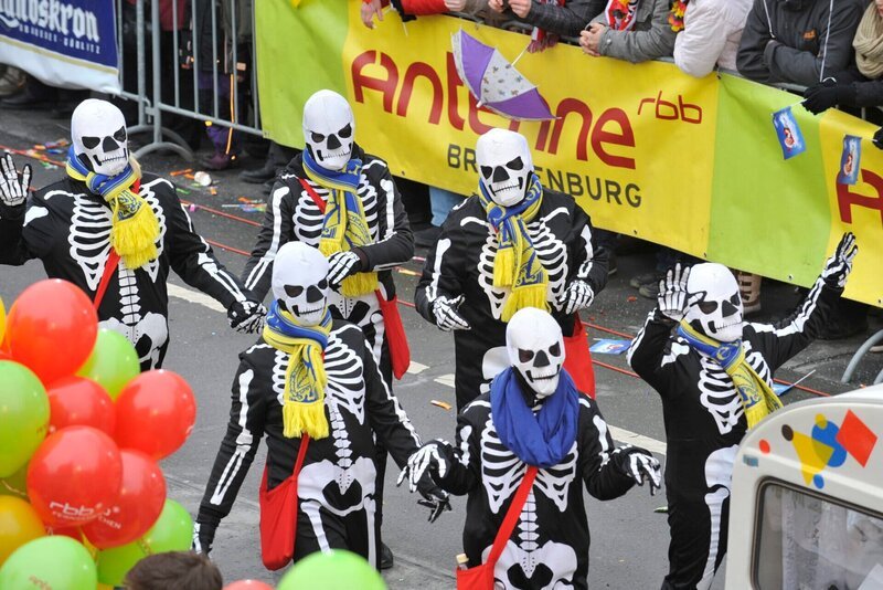 Unter dem Motto „Zug der fröhlichen Leute“ wurde am Vorabend des Rosenmontags wieder auf den Strassen der Lausitzmetropole der größte Karnevalsumzug Ostdeutschlands eröffnet. Mit über 80 geschmückten Trucks, Musikkapellen, Reitern und Kutschen sowie zahlreichem närrischem Fußvolk heizten die etwa 5.000 Aktiven den Schaulustigen entlang der Strecke ein. – Bild: rbb/​Thomas Ernst