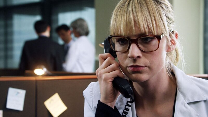 Parker (Beth Riesgraf) gibt nicht auf: Sie möchte den Behälter mit dem seltenen Erreger trotz aller Gefahren stehlen und sieht dabei dem Tod direkt ins Auge. – Bild: RTL
