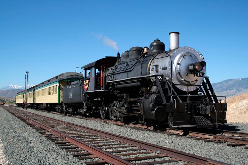 Dampfwolken im Bonanza Land, als der tägliche Personenzug der Virginia & Truckee Railroad bereitgestellt wurde. Dampflok 18. – Bild: SWR/​Hagen von Ortloff