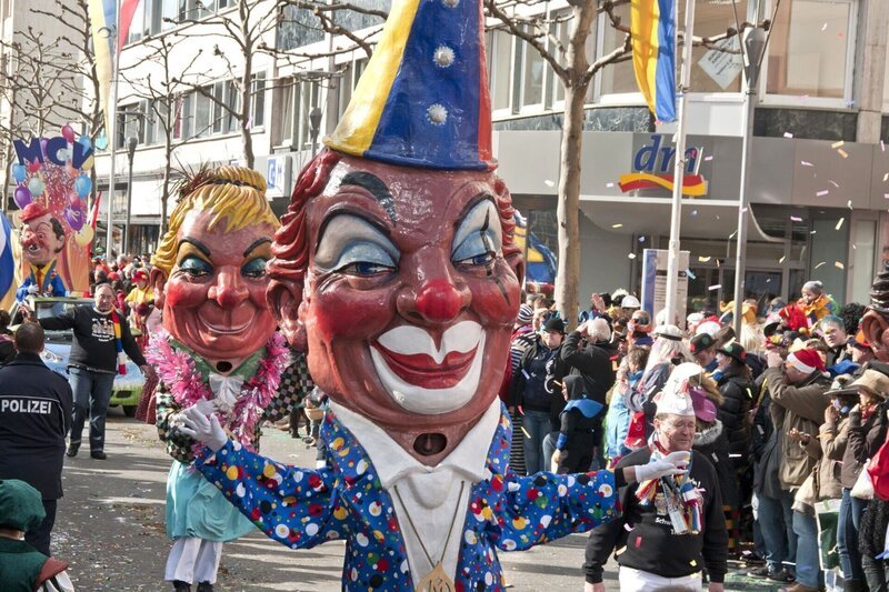 Traditionelle Schwellköpfe beim Rosenmontagszug in Mainz. – Bild: swr