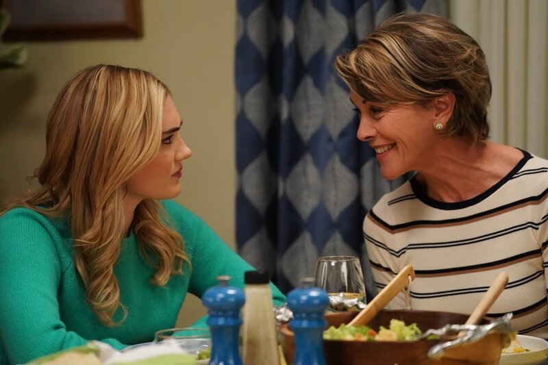 Taylor Otto (Meg Donnelly, l.); Kathryn (Wendie Malick, r.) – Bild: 2020 American Broadcasting Companies, Inc. All rights reserved. /​ Richard Cartwright Lizenzbild frei