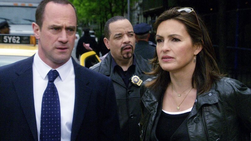 Mitten am Tag wird ein kleiner Junge entführt. Die drei Detectives Stabler (Christopher Meloni, l), Fin (Ice-T, M) und Benson (Mariska hargitay) stehen vor einem Rätsel. – Bild: TVNOW