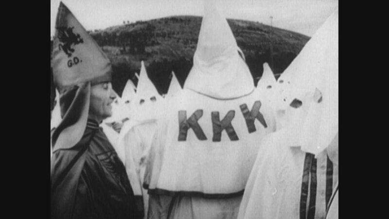Die typischen Roben und Kapuzen des Ku-Klux-Klan: weiß und mit spitzen Kapuzen, unter denen nur die Augen zu sehen sind. – Bild: ZDF und RMC PRODUCTION
