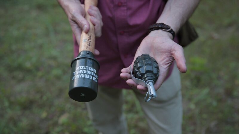 Eine Stielhandgranate der Deutschen Wehrmacht im Vergleich zur einer modernen Eierhandgranate. – Bild: ZDF und Roman Radchenko