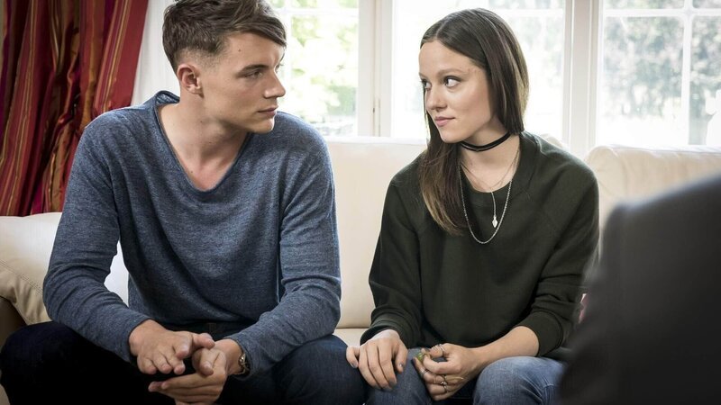 Susann (Emilia von Heiseler) und Rafael (Geritt Klein). – Bild: TVNOW /​ Christoph Assmann
