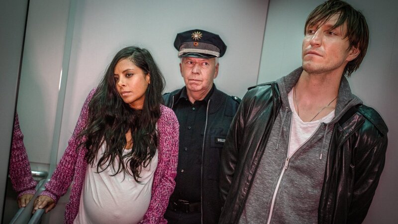 Noch ahnt Ariane Junker (Collien Ulmen-Fernandes, l.) nicht, dass Wolle (Harald Maack, M.) und Ole Karch (Hendrik Heutmann, r.) nicht zufällig zusammen in den Aufzug eingestiegen sind. – Bild: ZDF und bola.