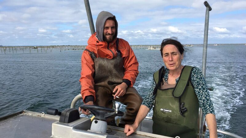 Sylvie und Louis Latrille züchten Austern im Becken von Arcachon. Sie sind das einzige Mutter-Sohn-Duo, das den beschwerlichen Beruf hier ausübt. – Bild: NDR/​Sebastian Bellwinkel